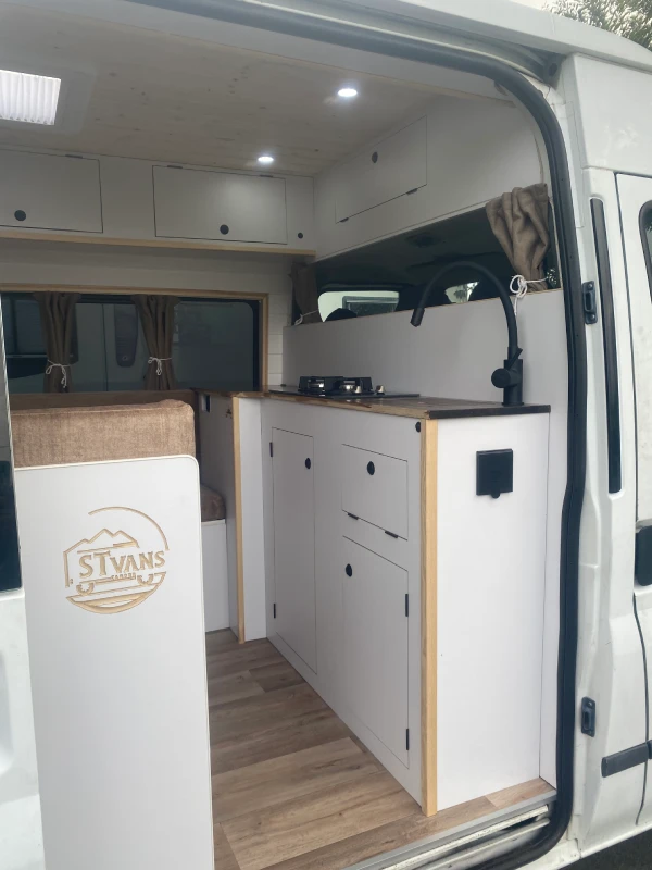 Imagen del interior de una de las camperizaciones de stvans
